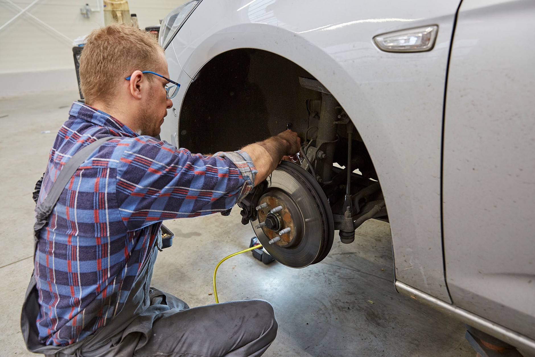 Klocki hamulcowe i tarcze - wymiana krok po kroku