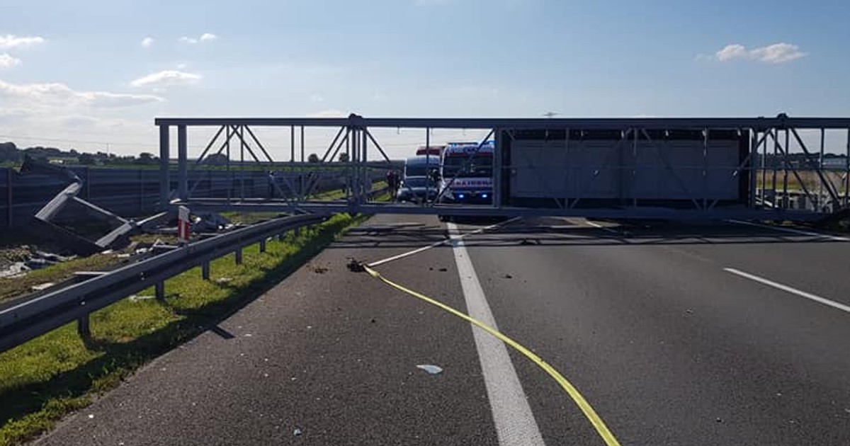 Ciężarówka uderzyła w bramownicę na A4