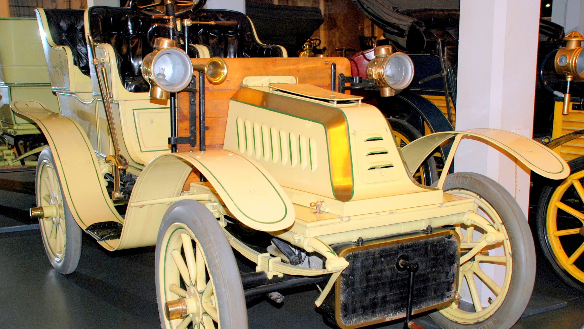 Model De Dion-Bouton 8HP z 1903 r. Napędzany silnikiem 1-cylindrowym 864 cm3, mógł osiągać prędkość do 60 km/h – eksponat muzeum samochodów w Turynie.