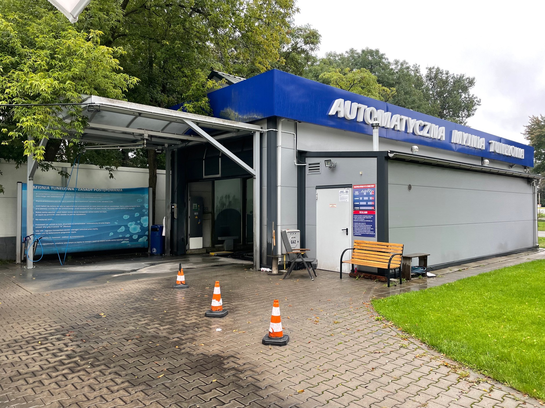 Prywatna myjnia tunelowa obok stacji Moya