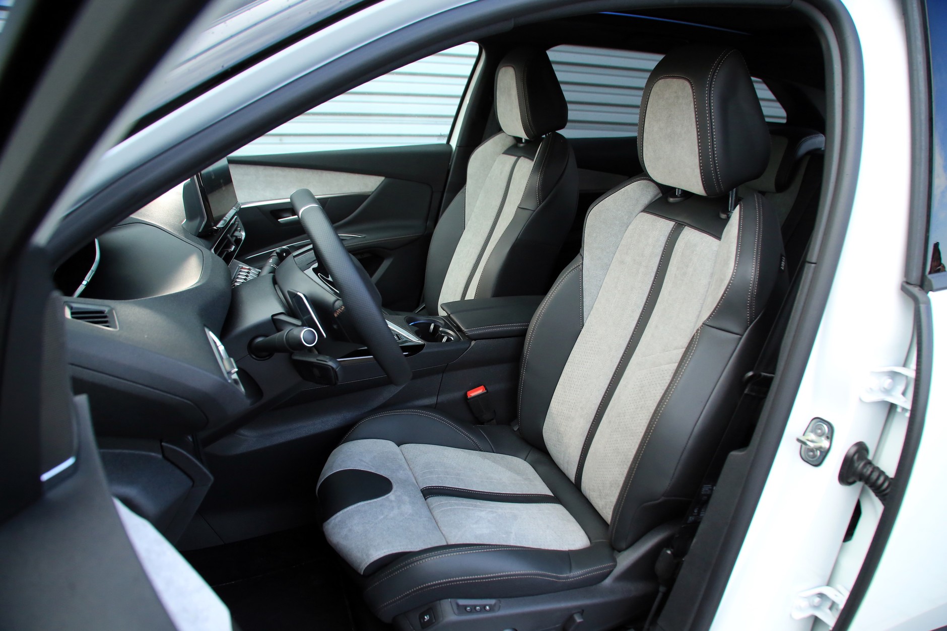 Peugeot 3008 HYBRID4 - SUV, który wiele potrafi