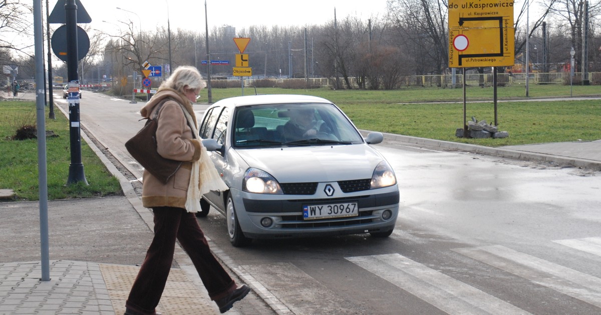  Policjanci z Bydgoszczy pokazali, jak piesi zachowują się na przejściu. Mandaty