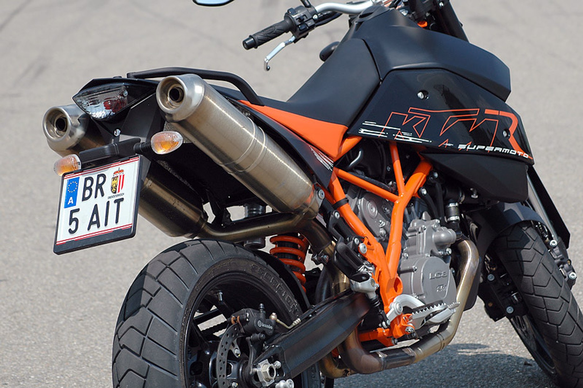 KTM 950 Supermoto R: duży dzikus (test)