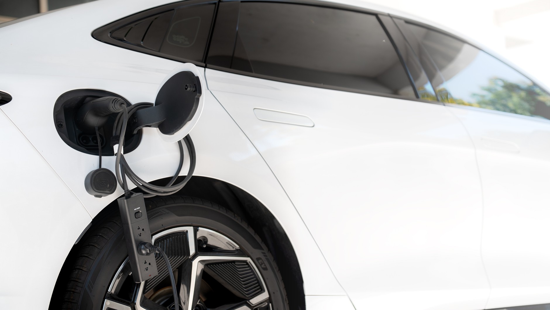 Adapter V2L może mieć formę przedłużacza z kilkoma gniazdami elektrycznymi