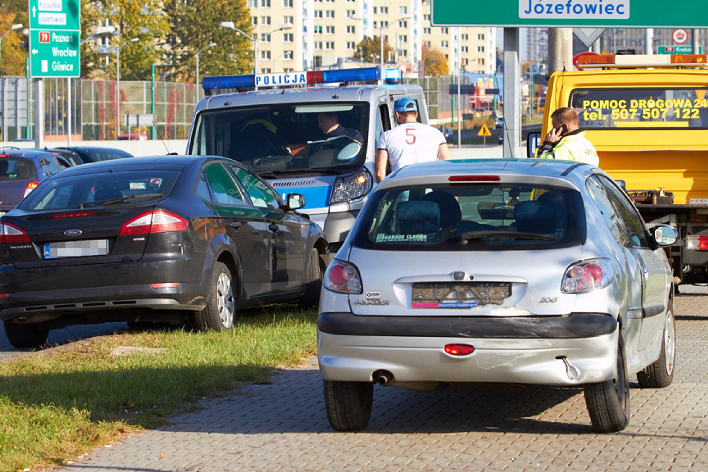 Pomocy! Wjechał mi w auto, a teraz nie chce wzywać policji. Co robić?