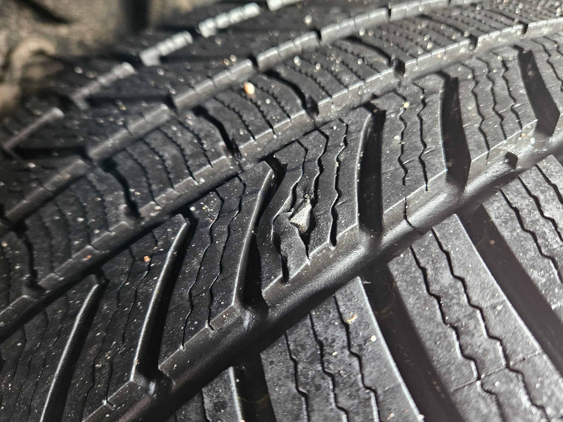 Uszkodzenie opony było niewielkie. Latem być&nbsp;może uszczelniacz by zadziałał, zimą nic z tego nie wyszło. 