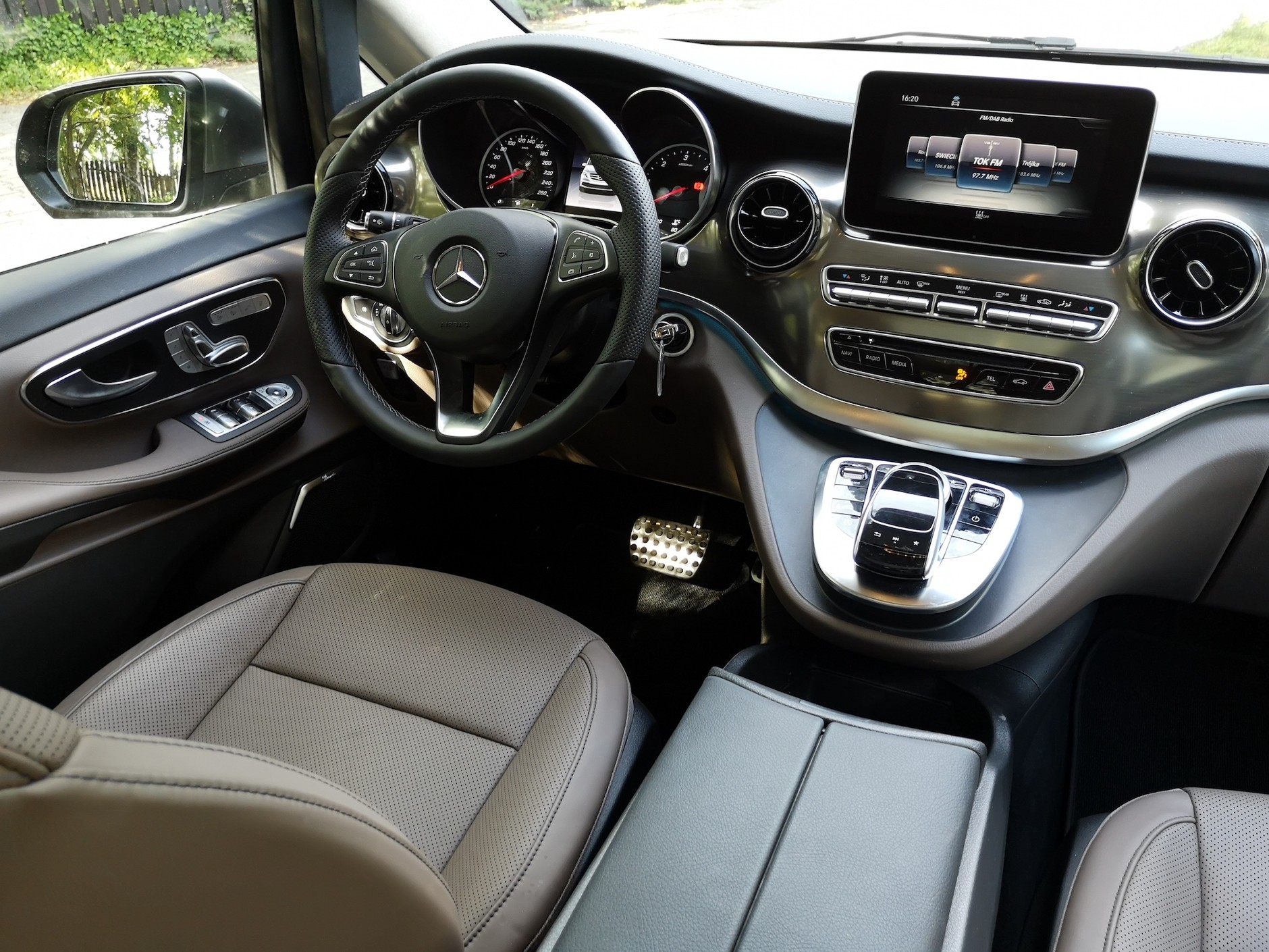 Mercedes V 300d 4Matic: layout wnętrza taki, jak w osobowych Mercedesach. Wykorzystano każdy kawałek przestrzeni, przez co subiektywne odczucie jazdy dużym busem znika