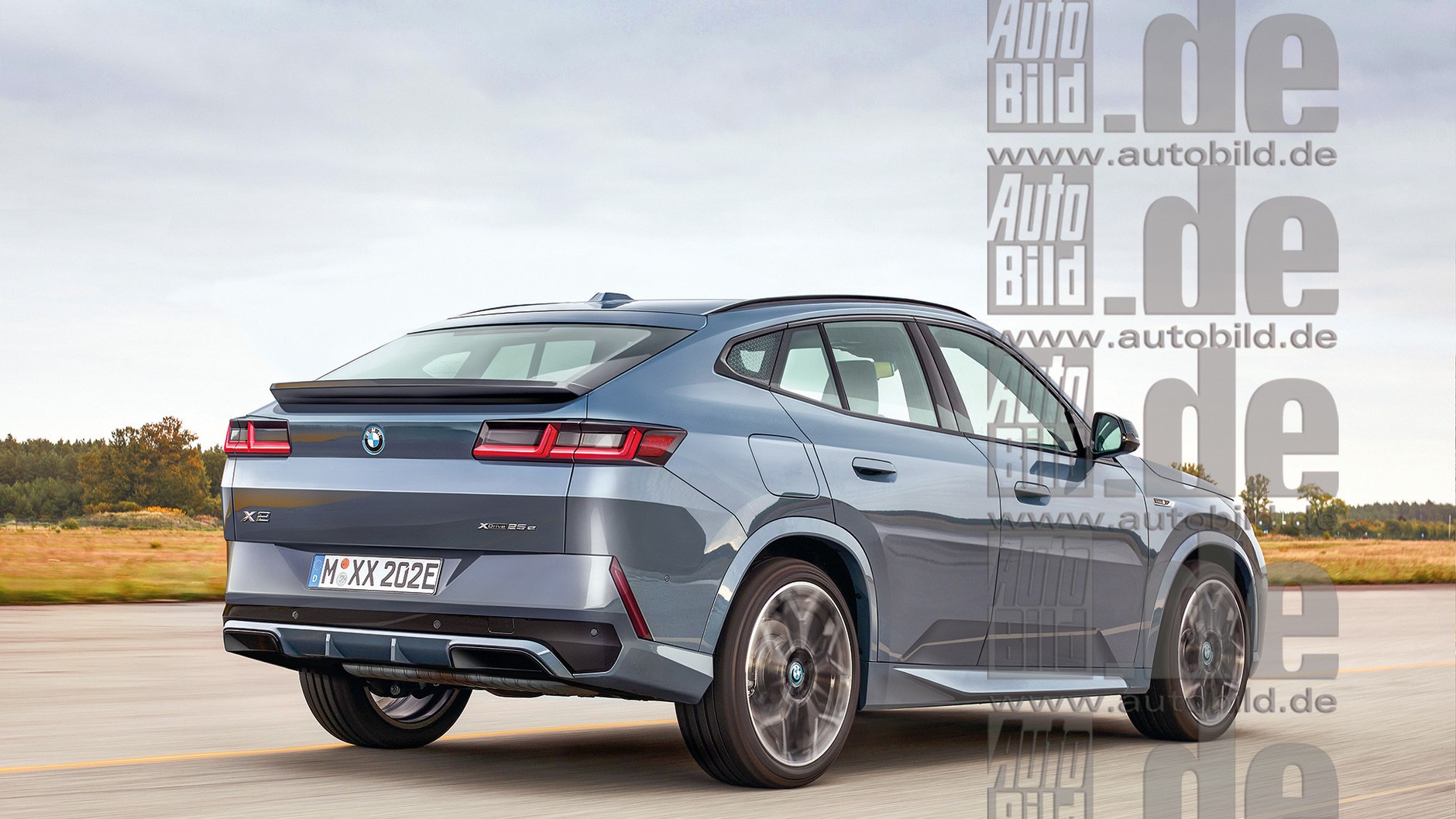 Wyrazisty kształt świateł BMW X2 II generacji (2023) i mocno zaznaczony spoiler demonstrują sportowy charakter SUV-a coupé