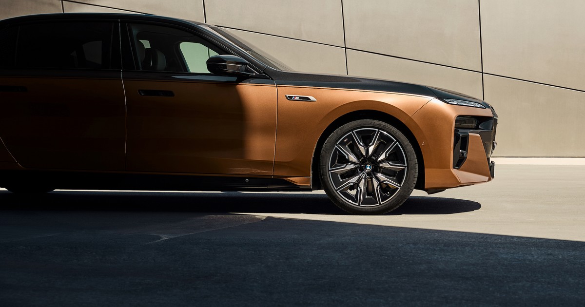 BMW i7 M70