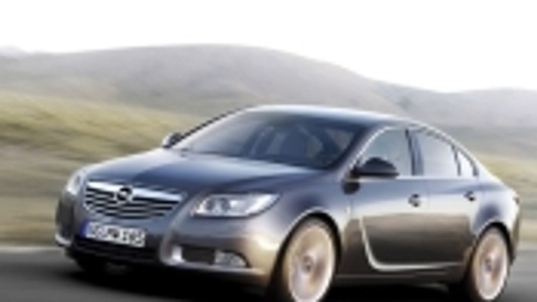 Nadjeżdża Opel Insignia
