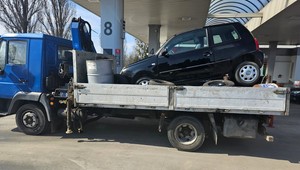 Przewoził osobówkę na ciężarówce. Natychmiast został zatrzymany przez policję