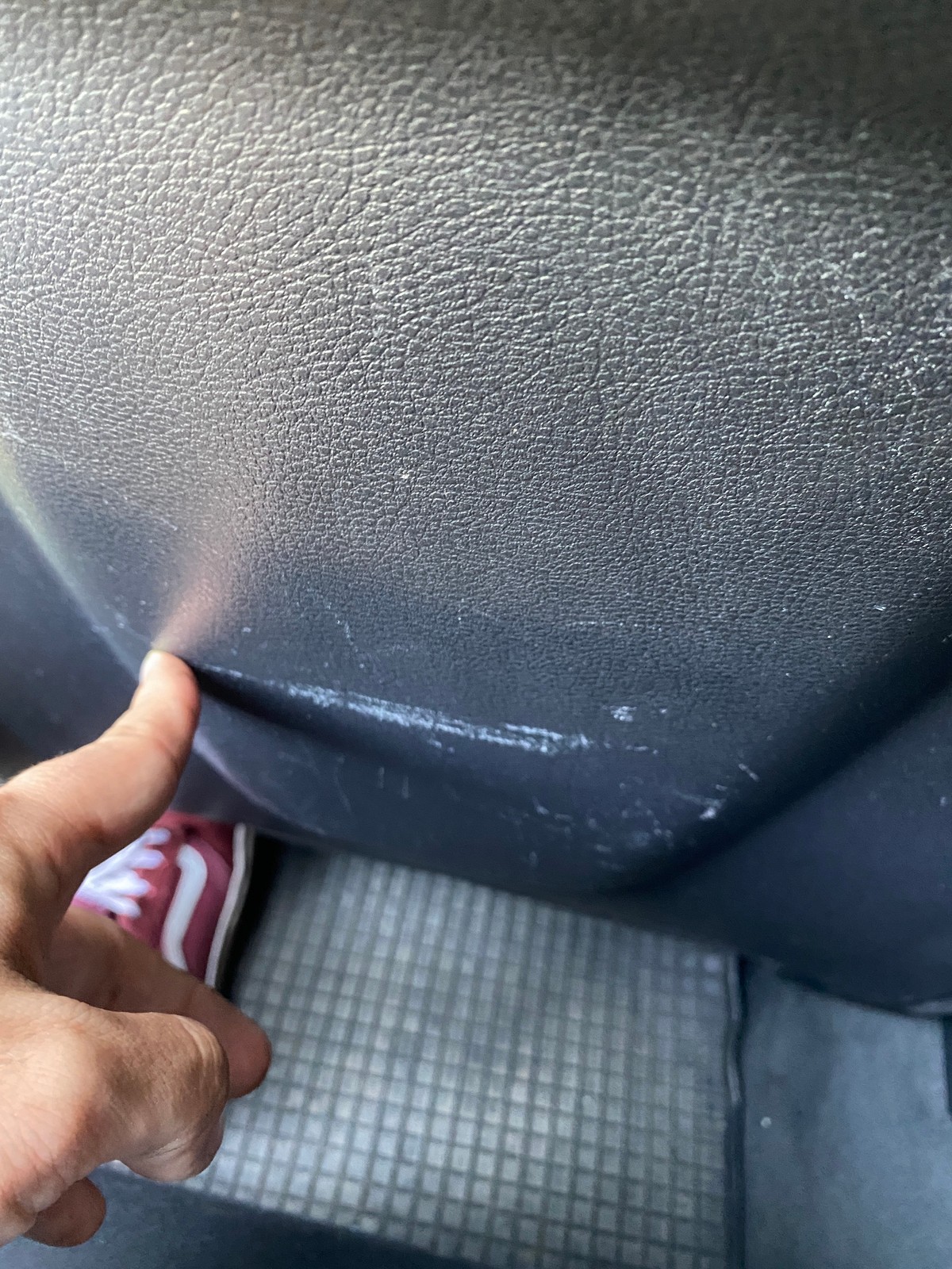 Audi A4 2.0 TDI z 2014 r.: wnętrze ładne, choć plecki przednich foteli są porysowane. Sprawka dzieci?