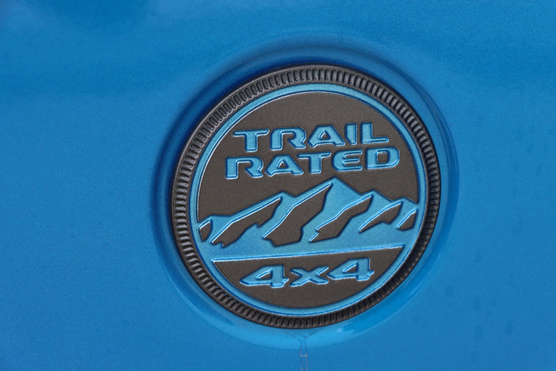 Oznaczenie Trail Rated potwierdza, że Wrangler został tak zaprojektowany, aby skutecznie przejść testy w pięciu kategoriach: trakcja, głębokość brodzenia, zwrotność, artykulacja zawieszania, prześwit.