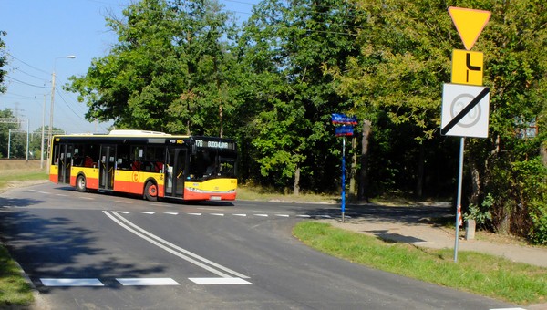 Jak używać kierunkowskazów na rondach i drogach z pierwszeństwem łamanym?