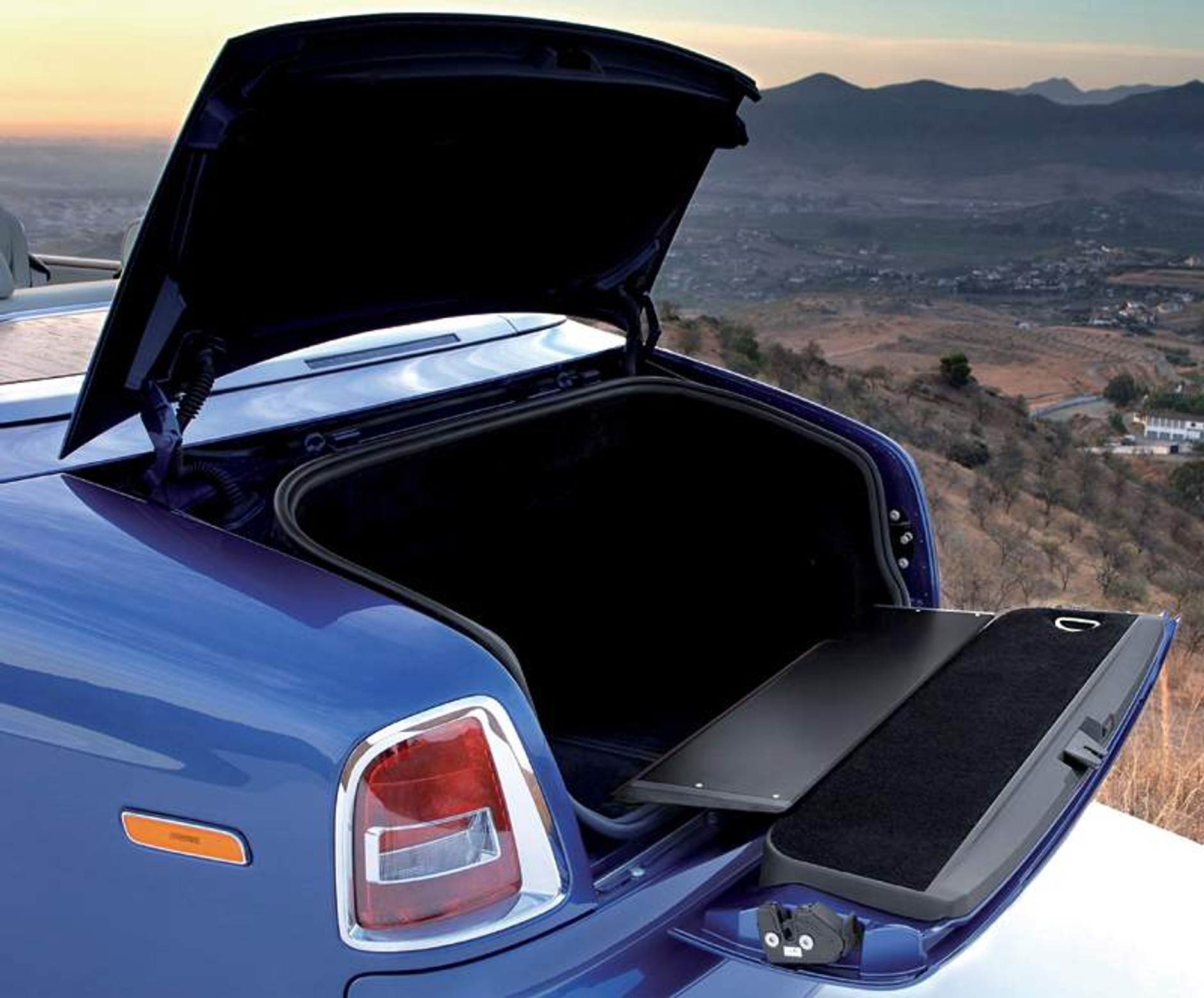 Rolls-Royce Phantom Drophead Coupe – boulevard cruiser (video)