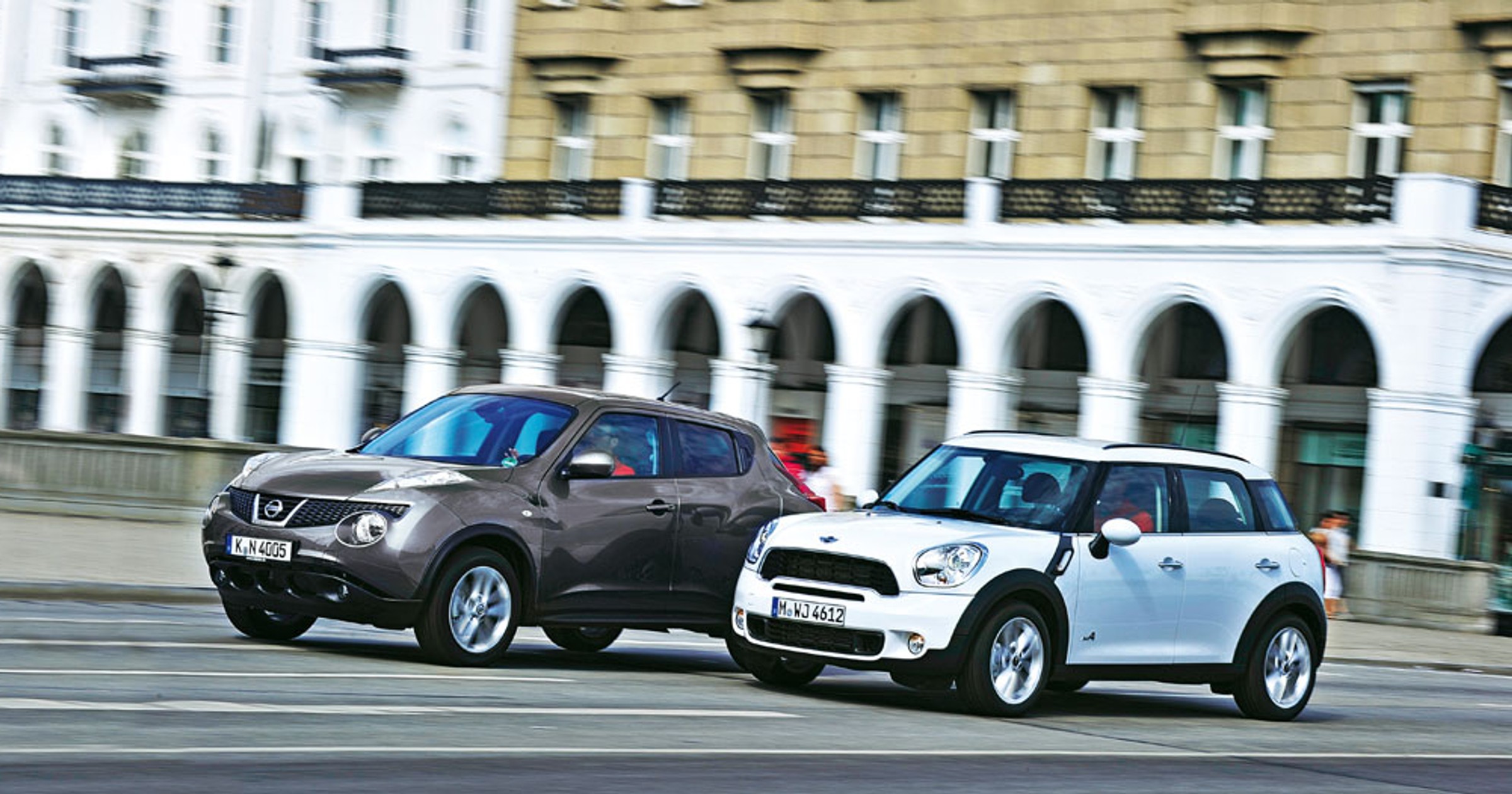 O dwóch takich, co bardzo chcieli być inni: Mini Countryman kontra Nissan Juke
