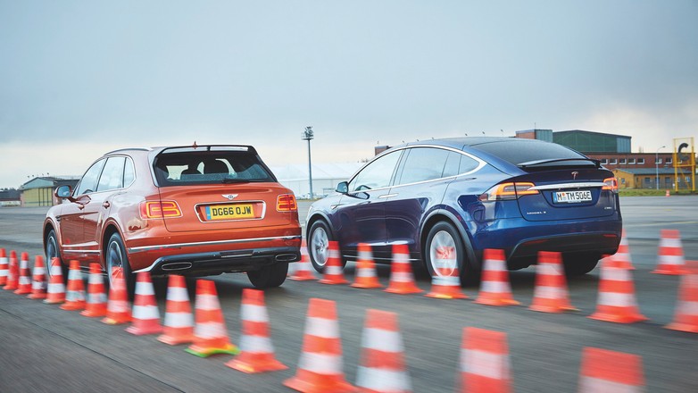 Wolty kontra oktany: Tesla Model X i Bentley Bentayga W12