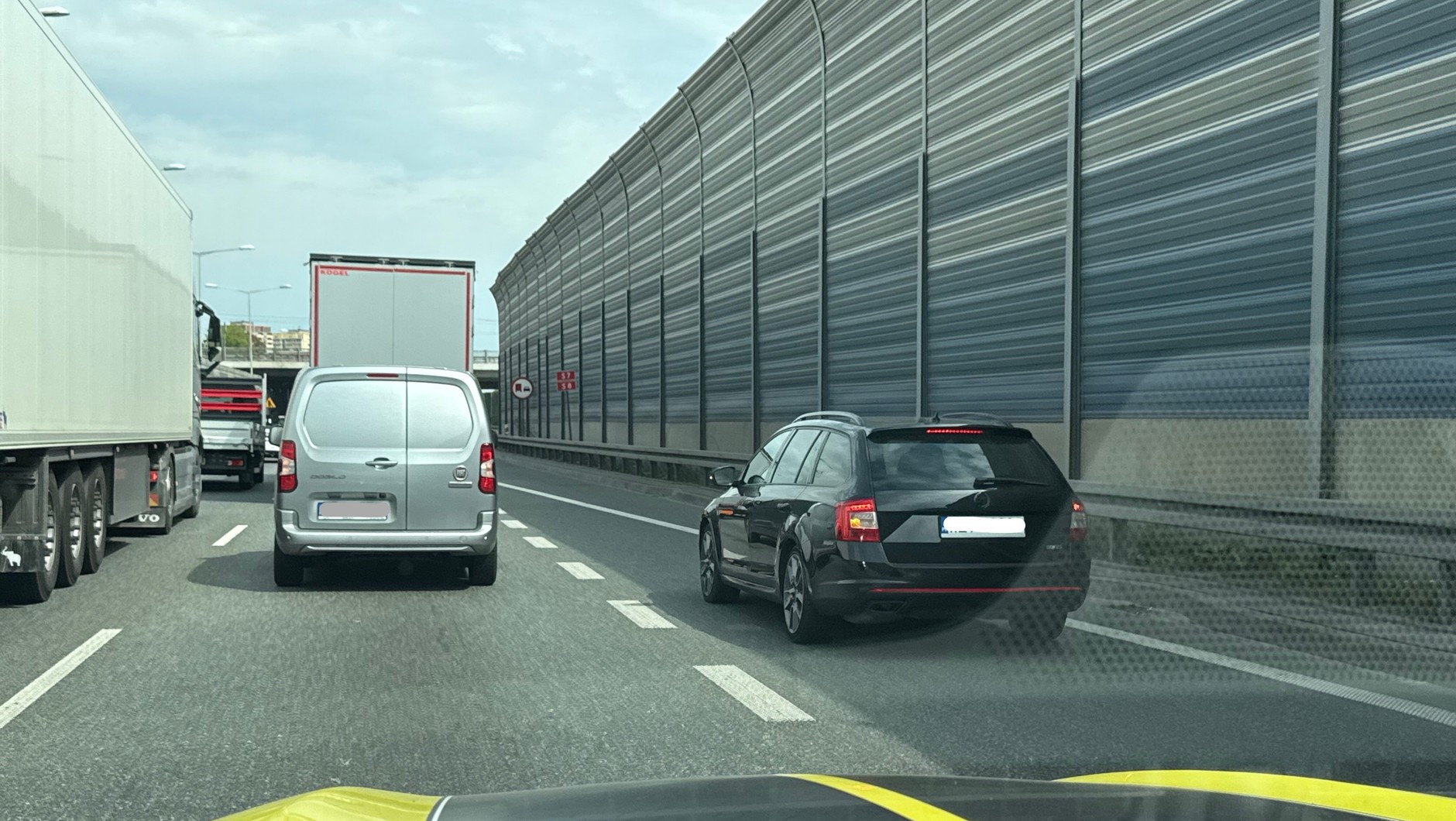 Wpuszczanie samochodu z prawego pasa zgodnie z zasadami jazdy na suwak