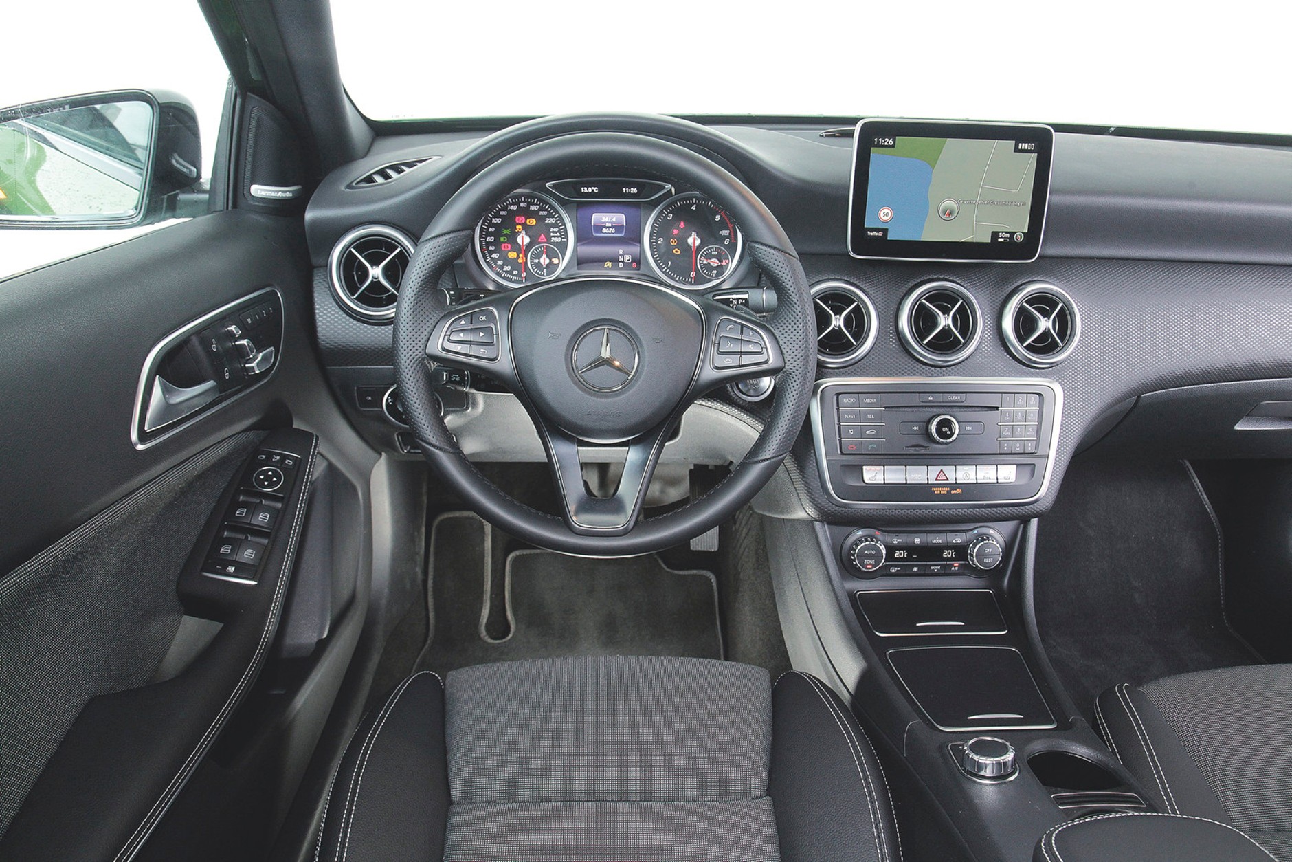 Trzy niezwykłe kompakty: BMW 120d, Infiniti Q30 2.2d i Mercedes A220d