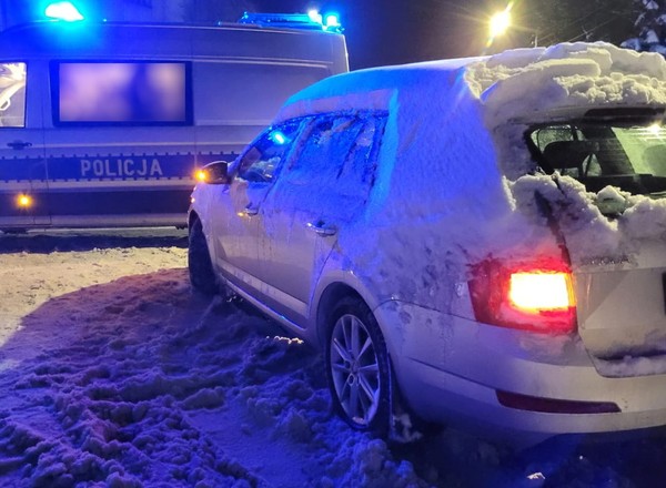 Jechał "śnieżną kulą". Policjanci wręczyli mu mandat