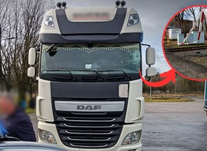 Z impetem wyrwał opuszczone rogatki. Chwilę później jechał pociąg