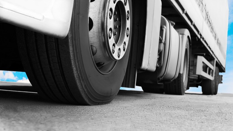 Biała ciężarówka