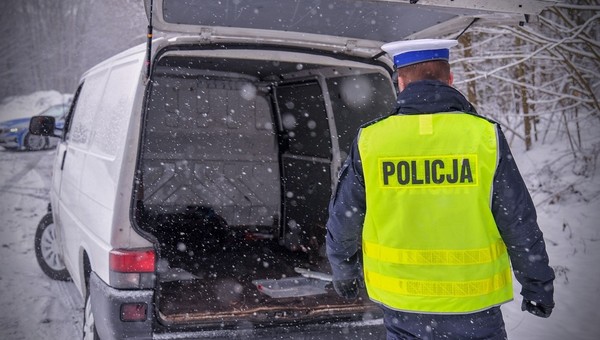 Policjant sprawdza obowiązkowe wyposażenie zatrzymanego pojazdu