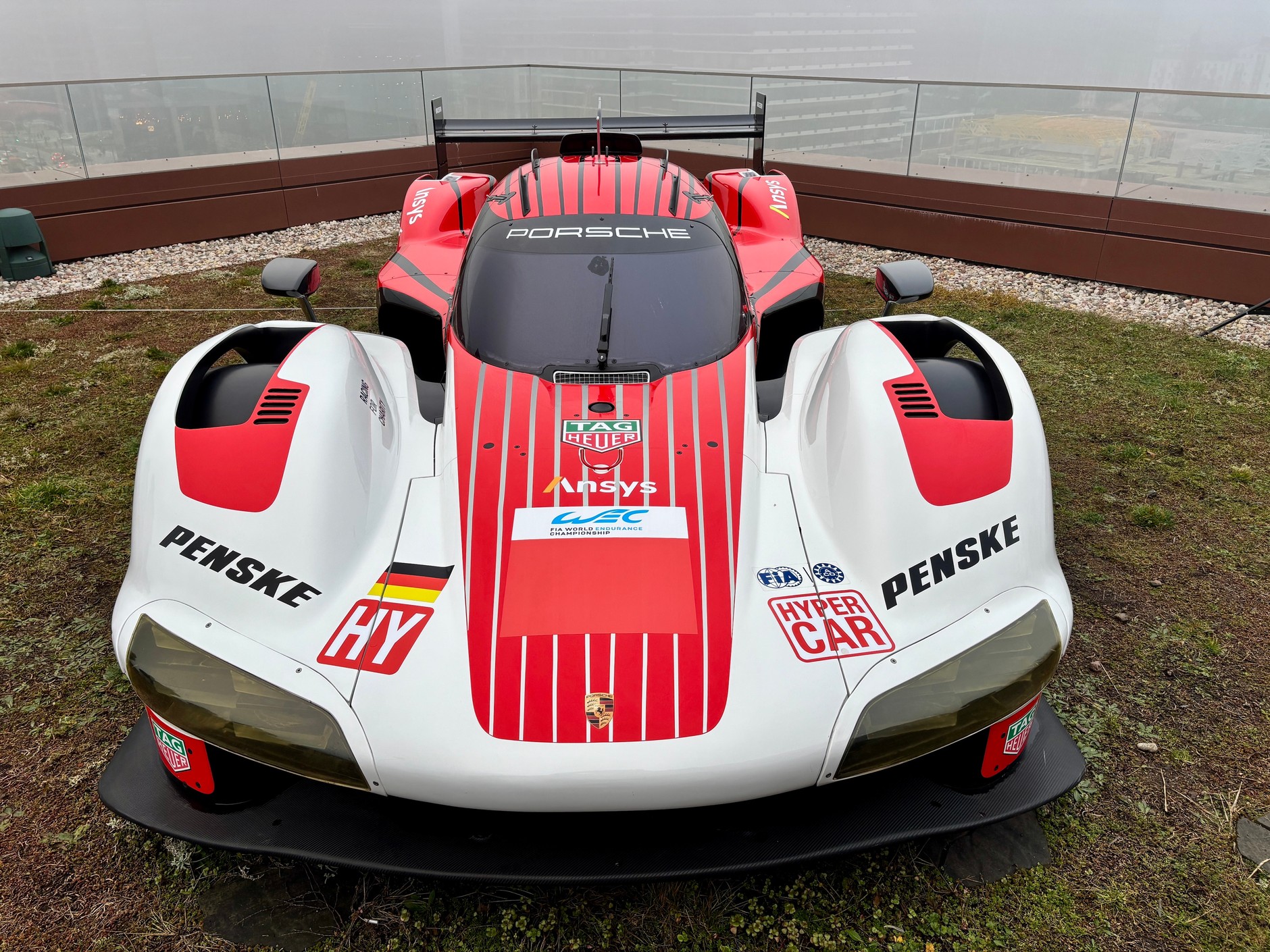 Porsche 963 na dachu biurowca w Warszawie