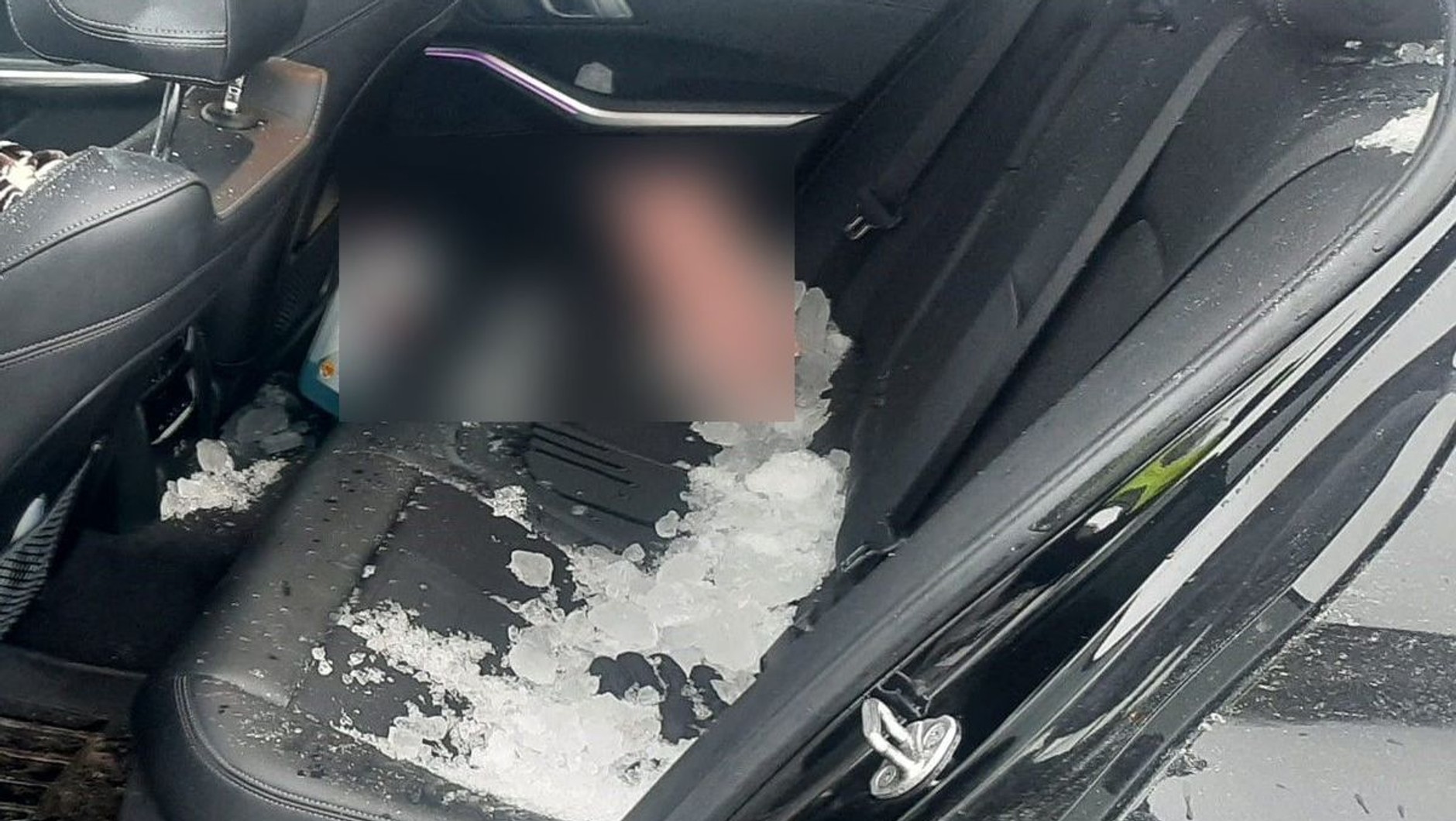 Bryła lodu wleciała przez przednią szybę do kabiny BMW