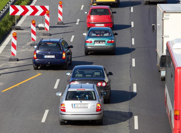 Nowe pytania na egzaminach na prawo jazdy – o suwak i korytarz życia. Sprawdź, czy zdasz