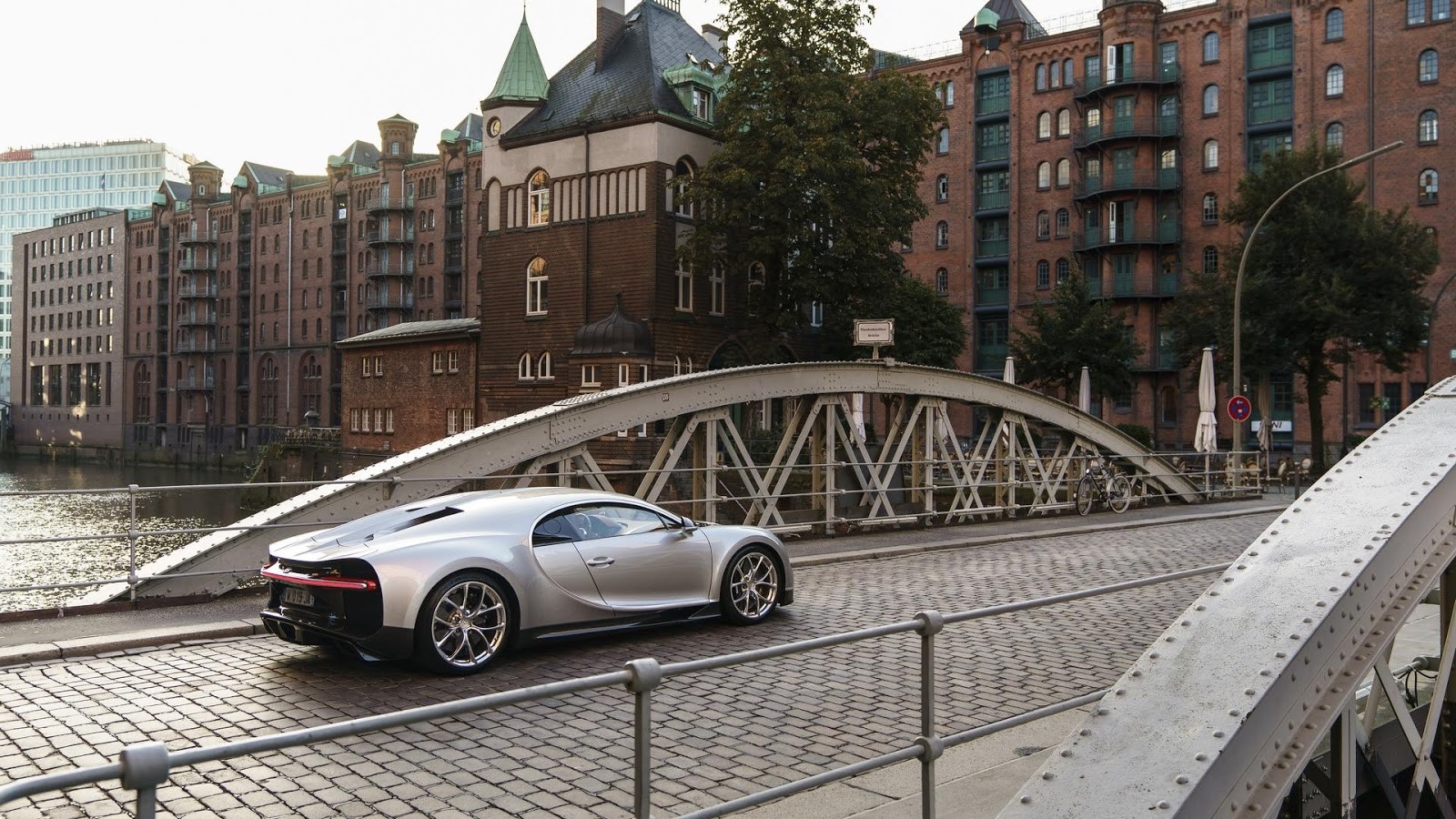Bugatti wprowadza nowy standard w salonach