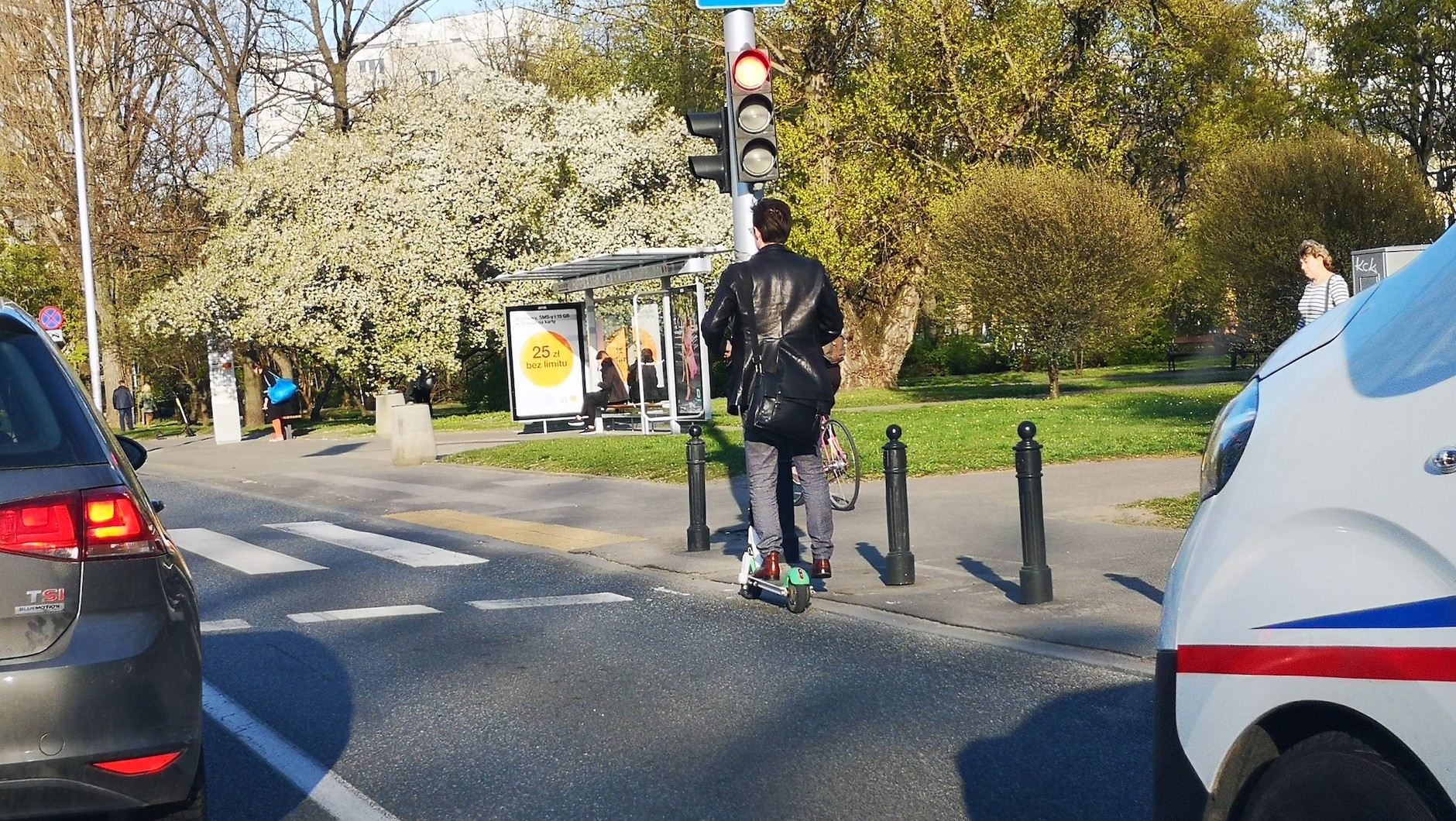 Niektórzy jeżdżą również po jezdni...
