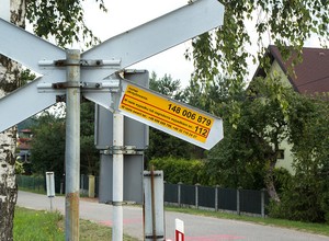 Żółtych naklejek są tysiące. Szkoda, że kierowcy o nich nie pamiętają