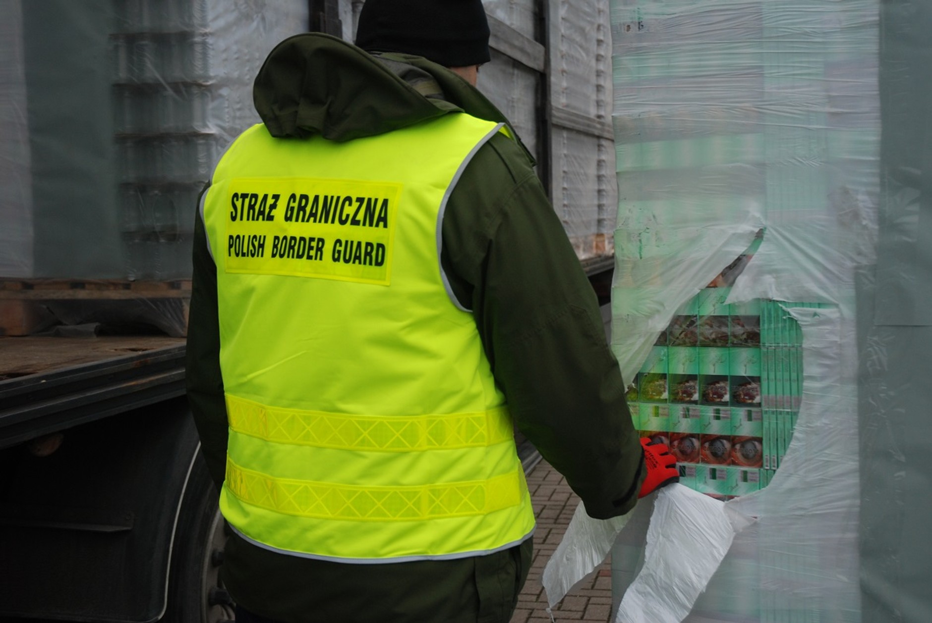 Funkcjonariusze CBŚP i Straży Granicznej zatrzymali trzy ciężarówki wypełnione nielegalnym towarem