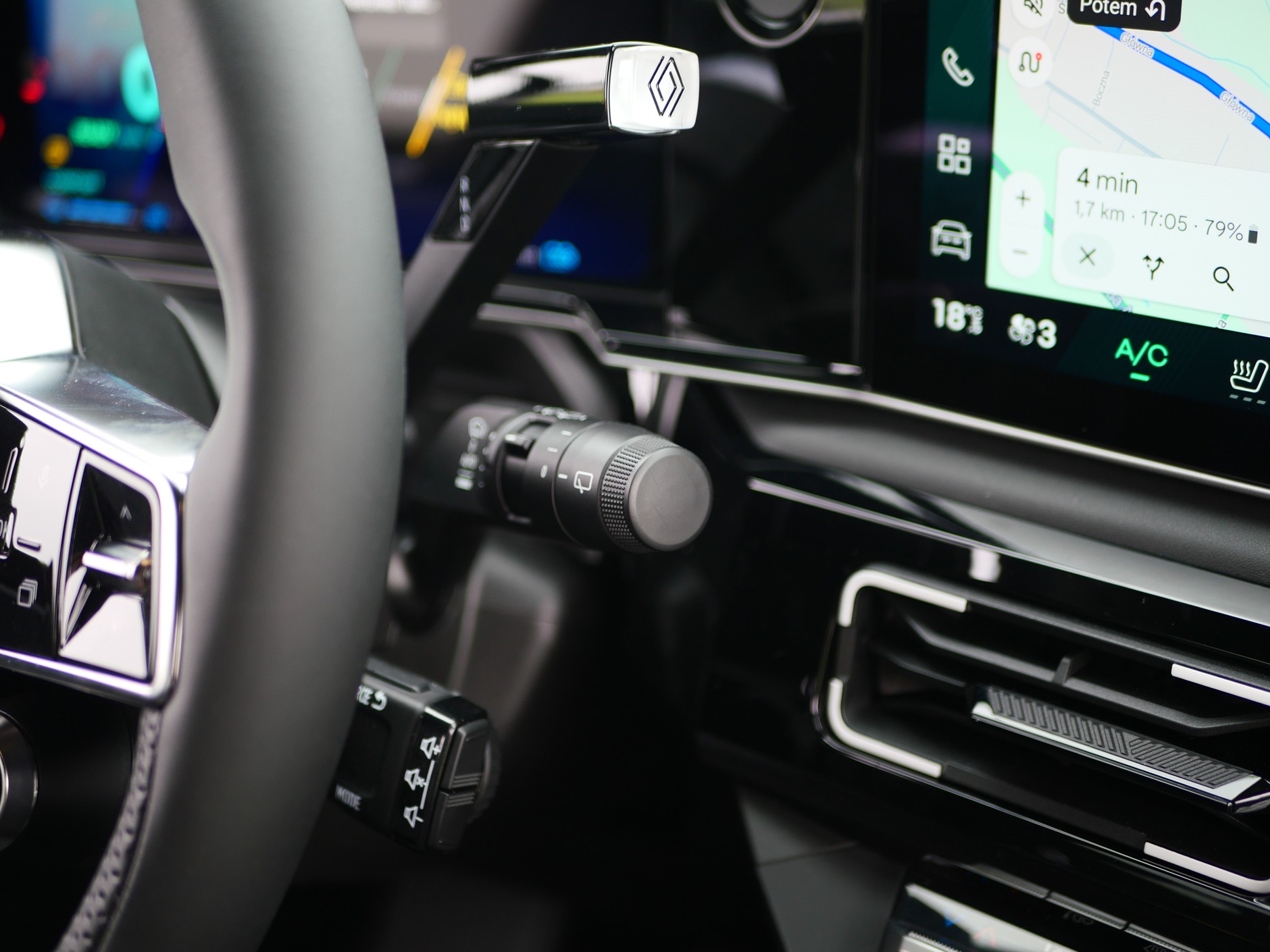 Dźwignię wyboru trybu jazdy łatwo pomylić z dźwigienką wycieraczek.