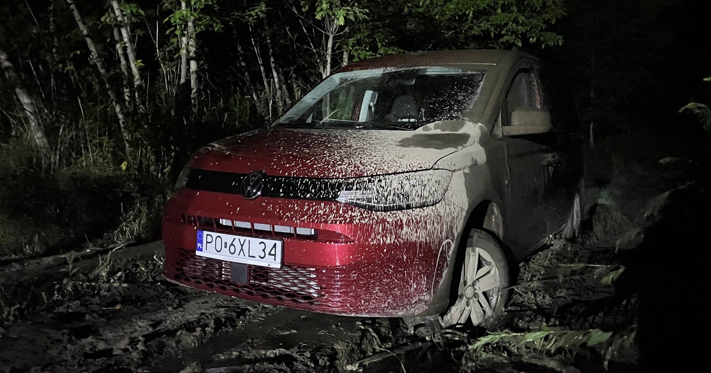 Zakopany w błocie Volkswagen Caddy California 2.0 TDI