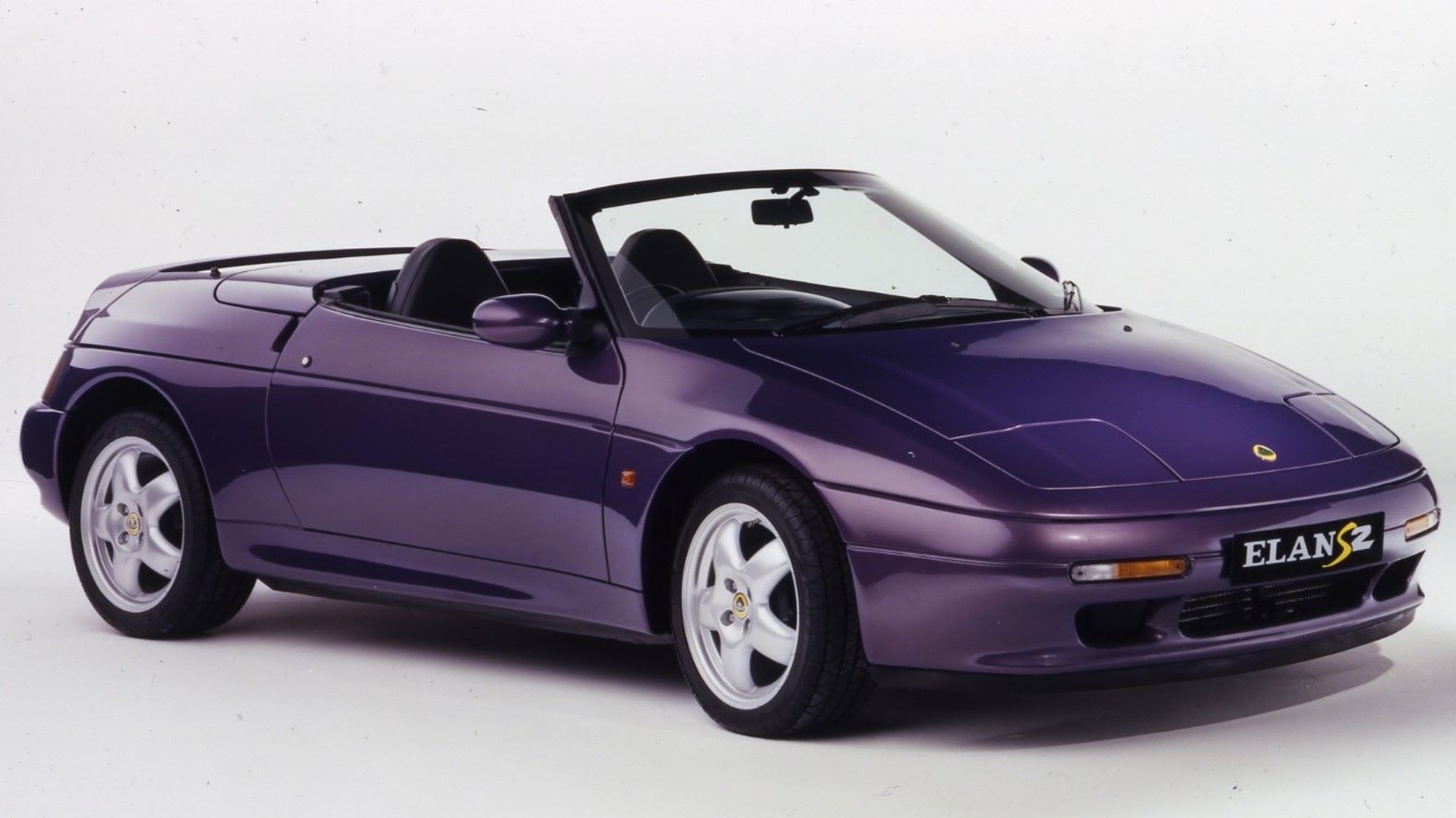 Lotus Elan II S2: na tym ujęciu praktycznie nie do odróżnienia od Kii Elan (pomijając logo)