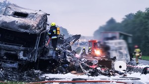 Tragiczny wypadek na autostradzie A4. Po zderzeniu dwóch ciężarówek cała trasa została zablokowana