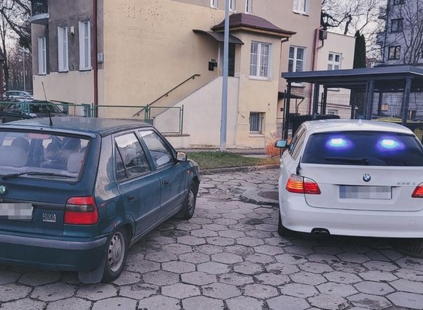 Kierowca Skody wydał się podejrzany. Uwagę zwraca też radiowóz grupy Speed