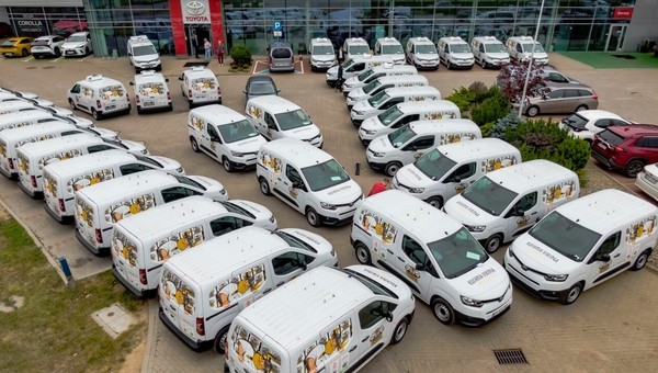 Nowa flota PROACE CITY z fabryczną zabudową izotermiczną. Toyota dostarczyła 40 dostawczych vanów firmie Kuchnia Vikinga