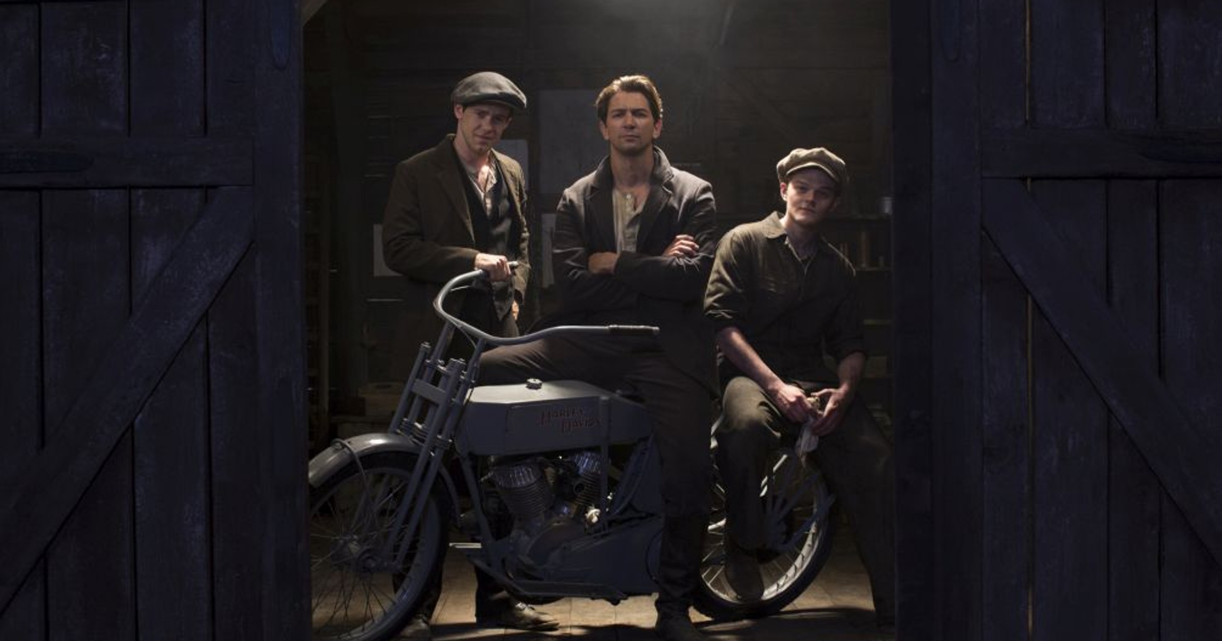 Kadr z serialu Harley and the Davidsons (Zdjęcie prezentuje repliki motocykli stworzone na potrzeby serialu Harley and the Davidsons dla Discovery Communications)