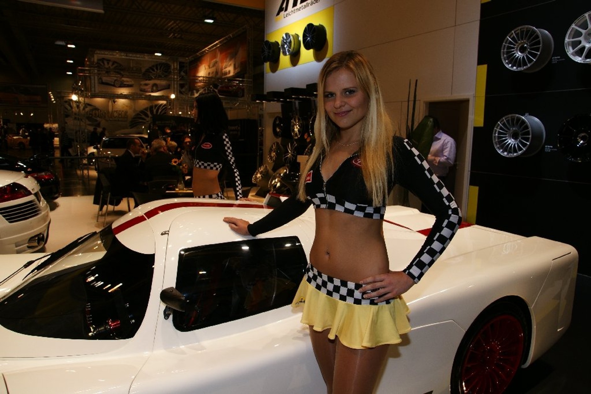 Essen Motor Show 2009: gorące dziewczyny i szybkie maszyny