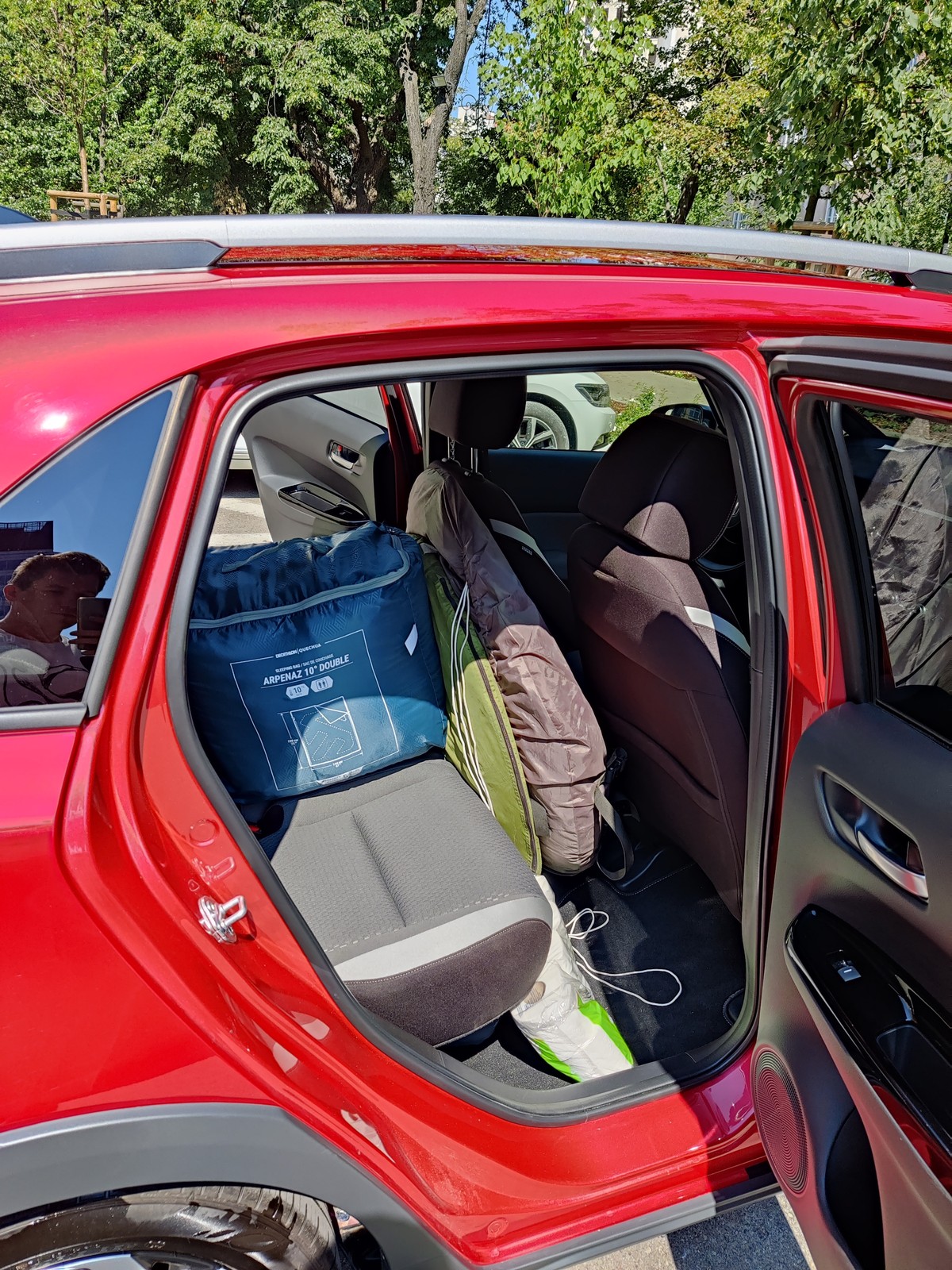 Bagażnik już pełny, namioty musiały trafić do tylnych pasażerów.