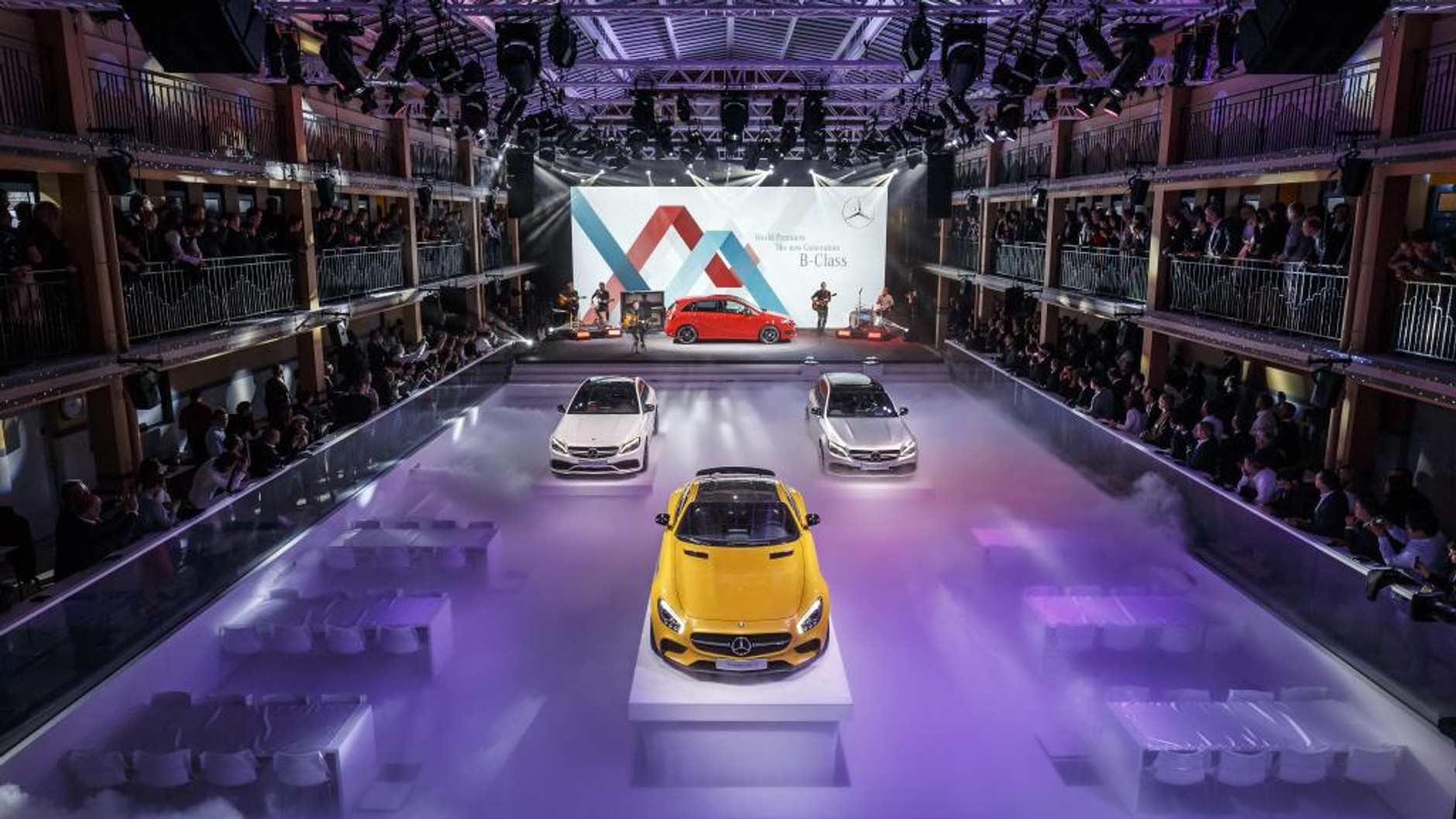 Mercedesy na salonie w Paryżu