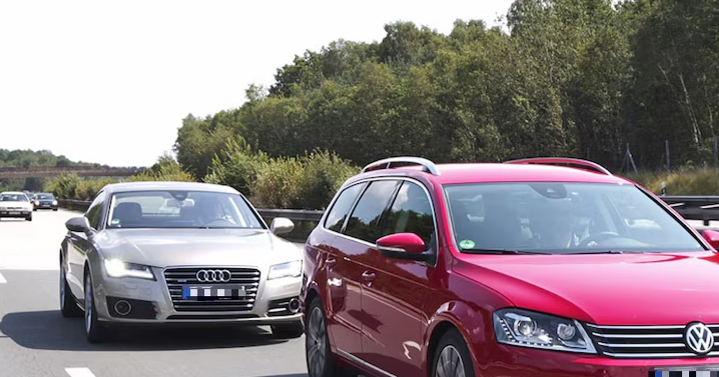 Za poganianie światłami na niemieckiej autostradzie grozi nawet odsiadka. Niemieckie służby mogą tto potraktować jako przestępstwo. 