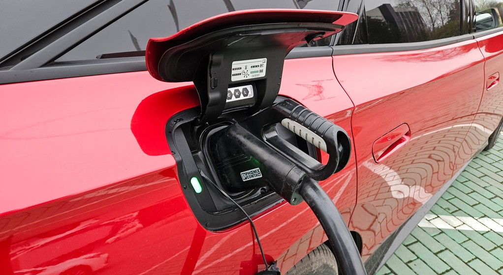 Ładowanie auta elektrycznego: różnice w cenach między operatorami wciąż szokują