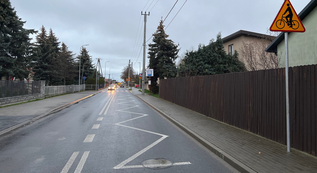 Zygzak wymalowany na ulicy ma konkretne znaczenie. Zignorowanie go grozi mandatem