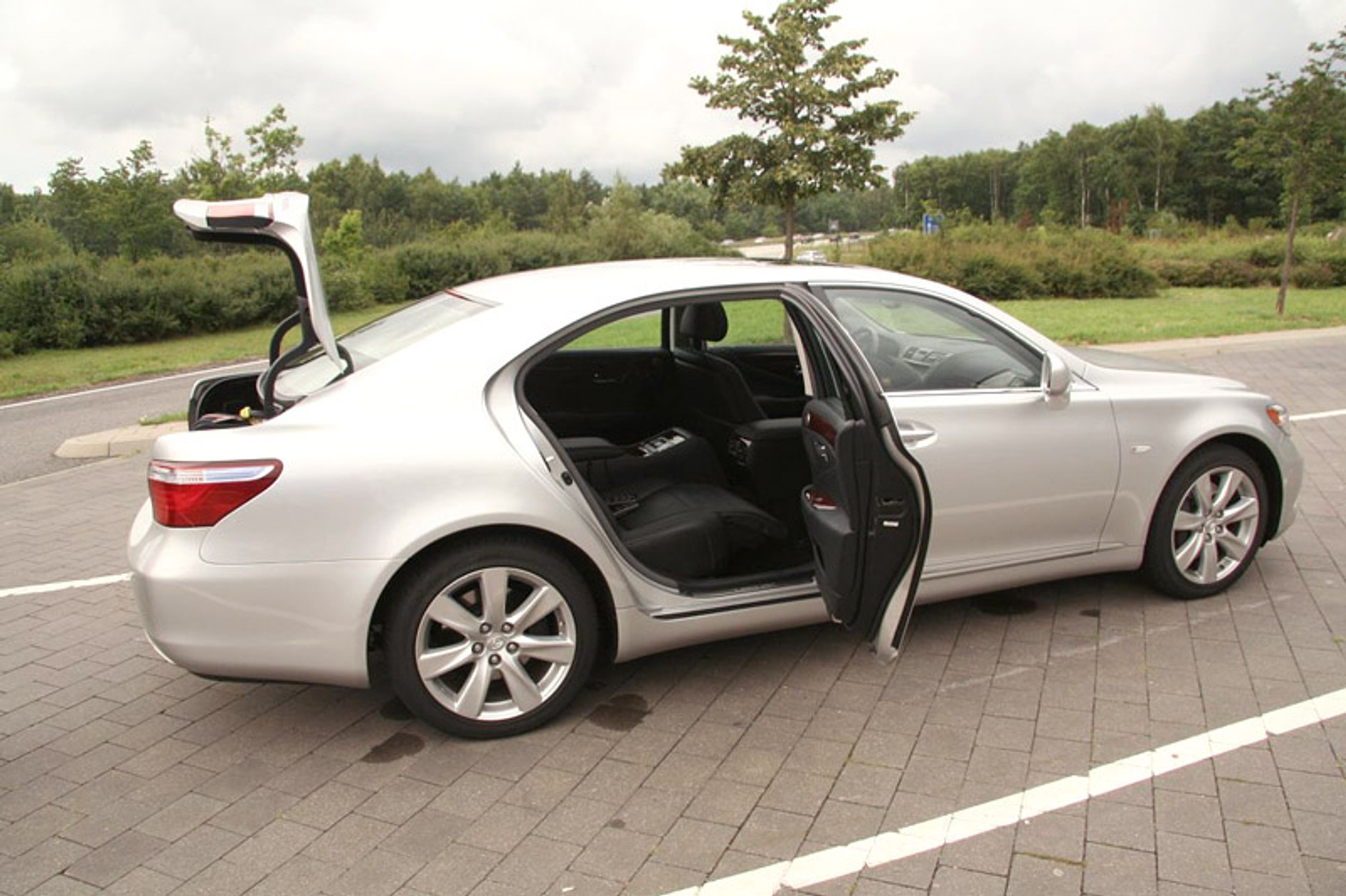 Lexus: hybrydowe wersje modeli GS i LS z większym bagażnikiem