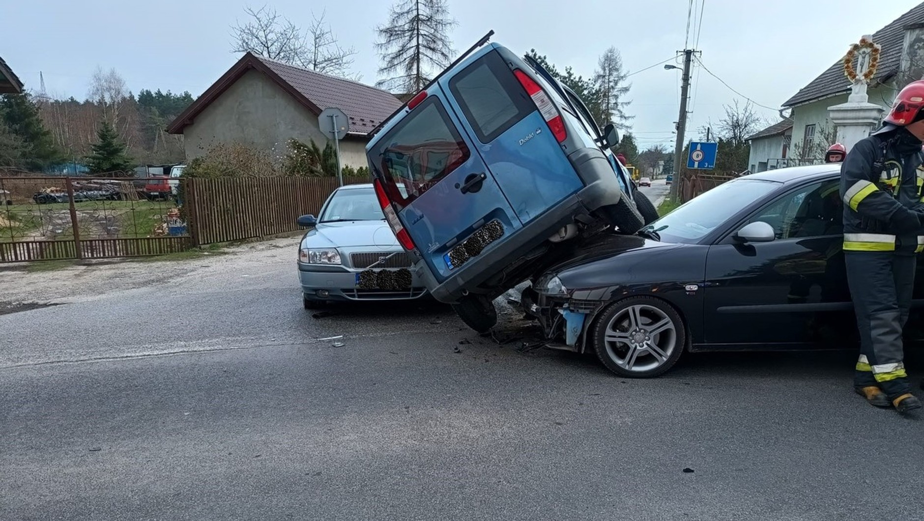 Kierowca Fiata wymusił pierwszeństwo i doprowadził do kolizji z dwoma innymi autami