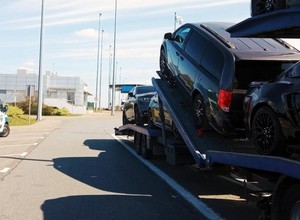 Kierowca tej lawety pewnie myślał, że uda mu się przejechać